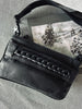 Clutch Svart - dekorerad med metallkedja