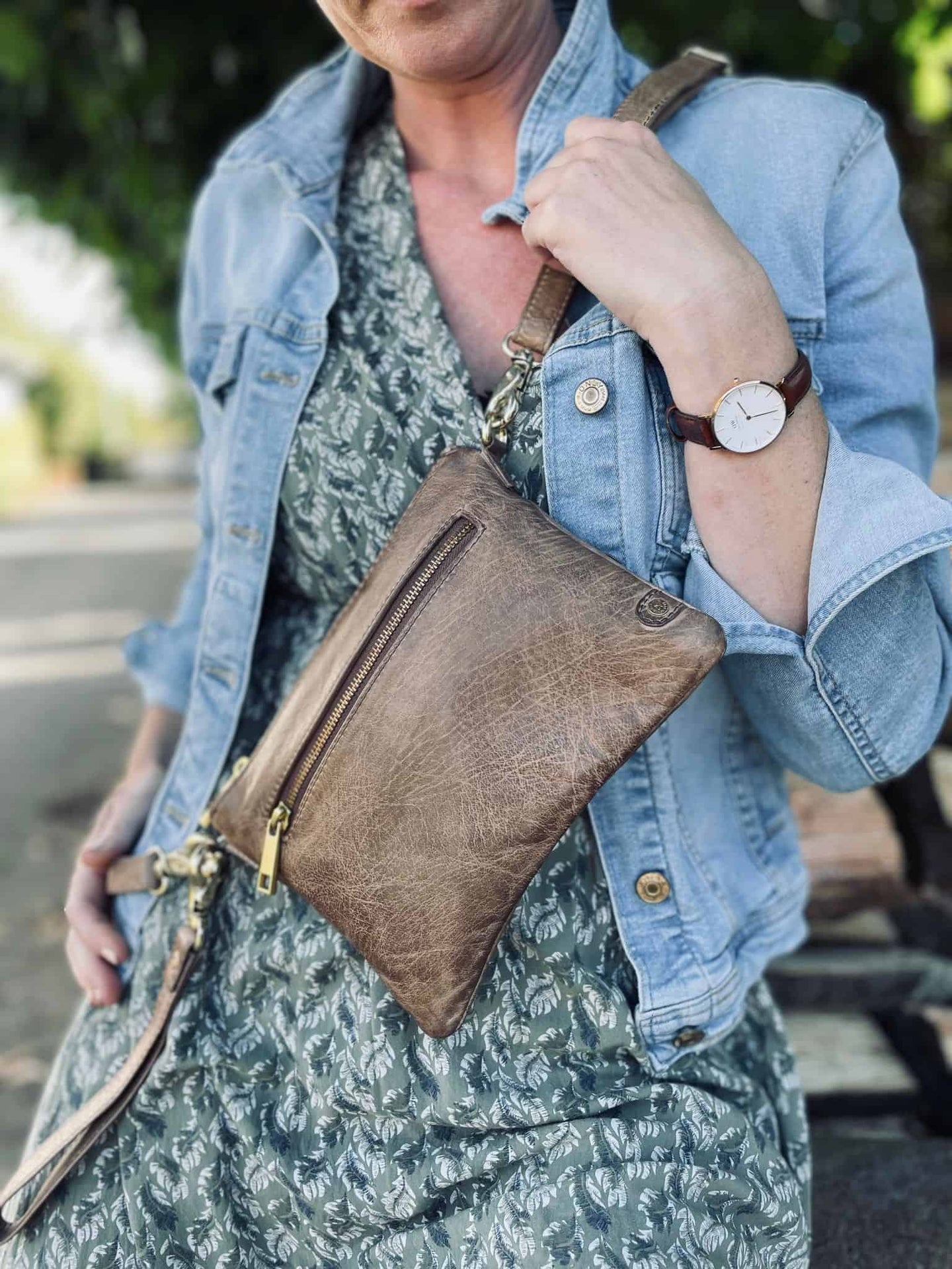 Clutch i blødt skind - MESSI Taupe - VIAMAJA.DK