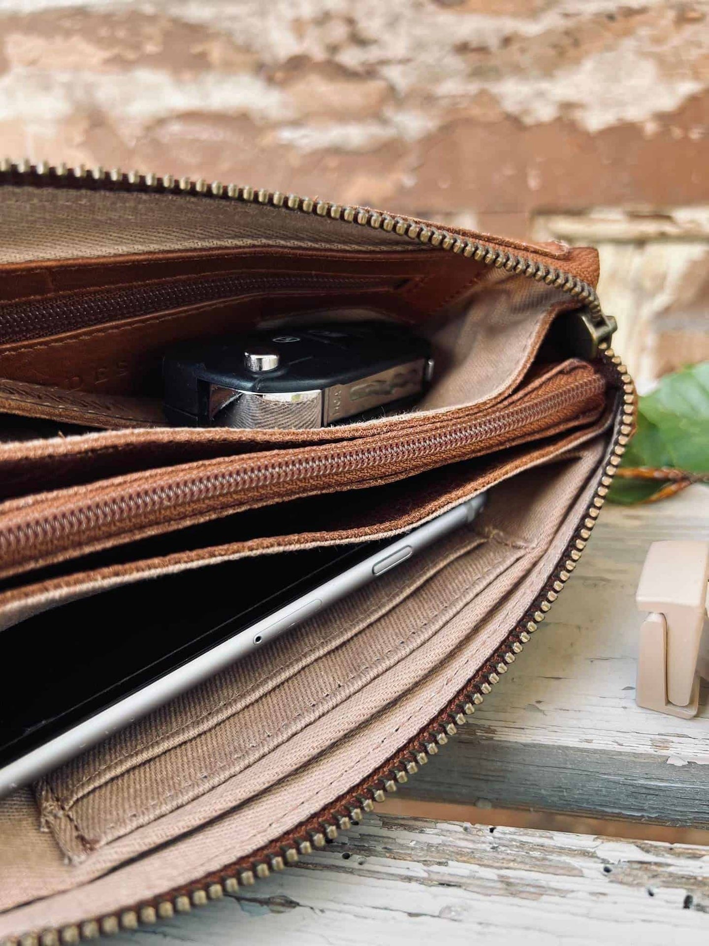 Clutch LAURA - Walnut - VIAMAJA.DK