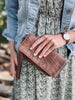 Clutch MILO i härlig skinnkvalitet – CHESTNUT