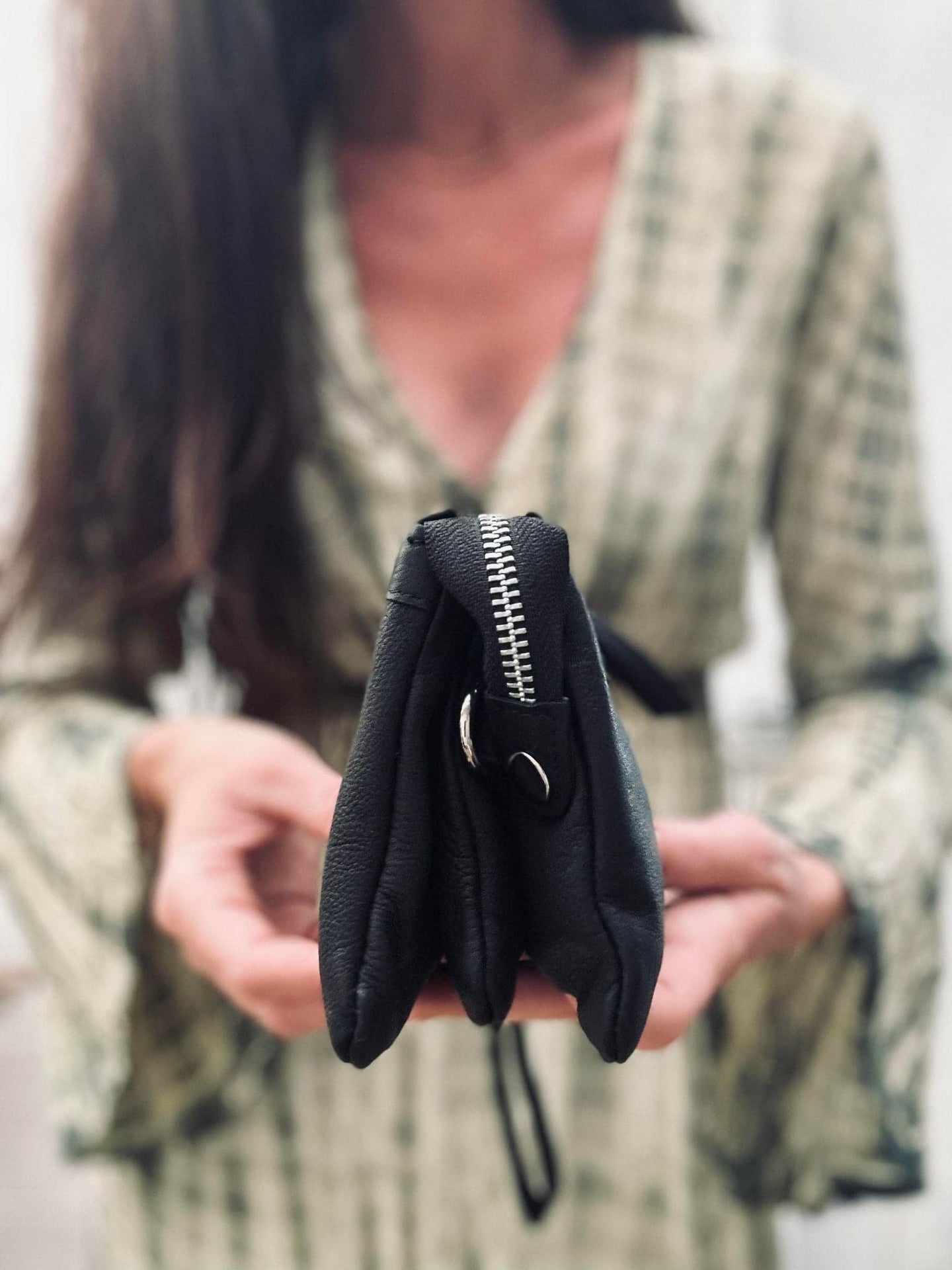 Clutch SALLY Black - Lang taskerem medfølger - VIAMAJA.DK