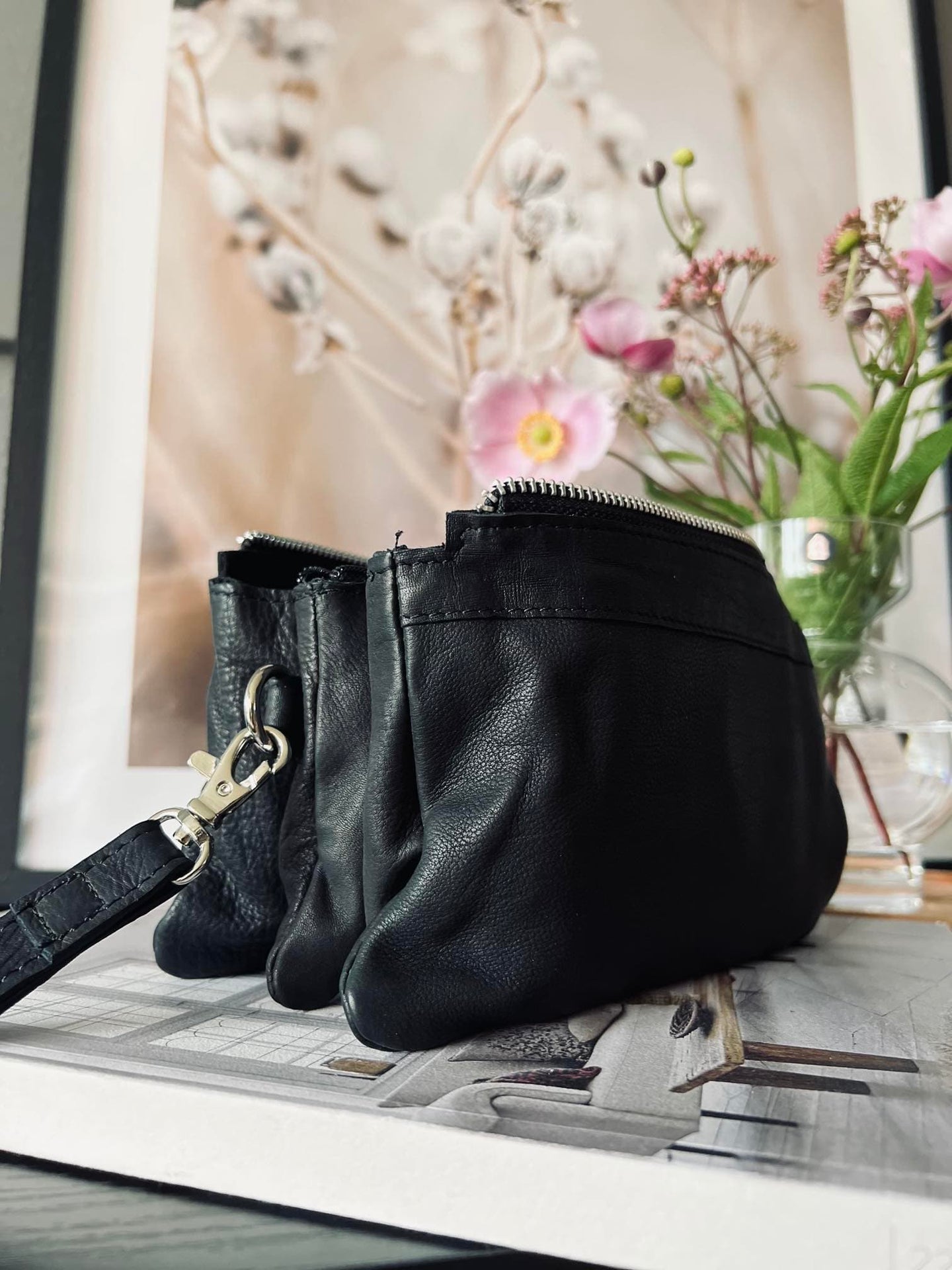 Clutch SALLY Black - Lang taskerem medfølger - VIAMAJA.DK