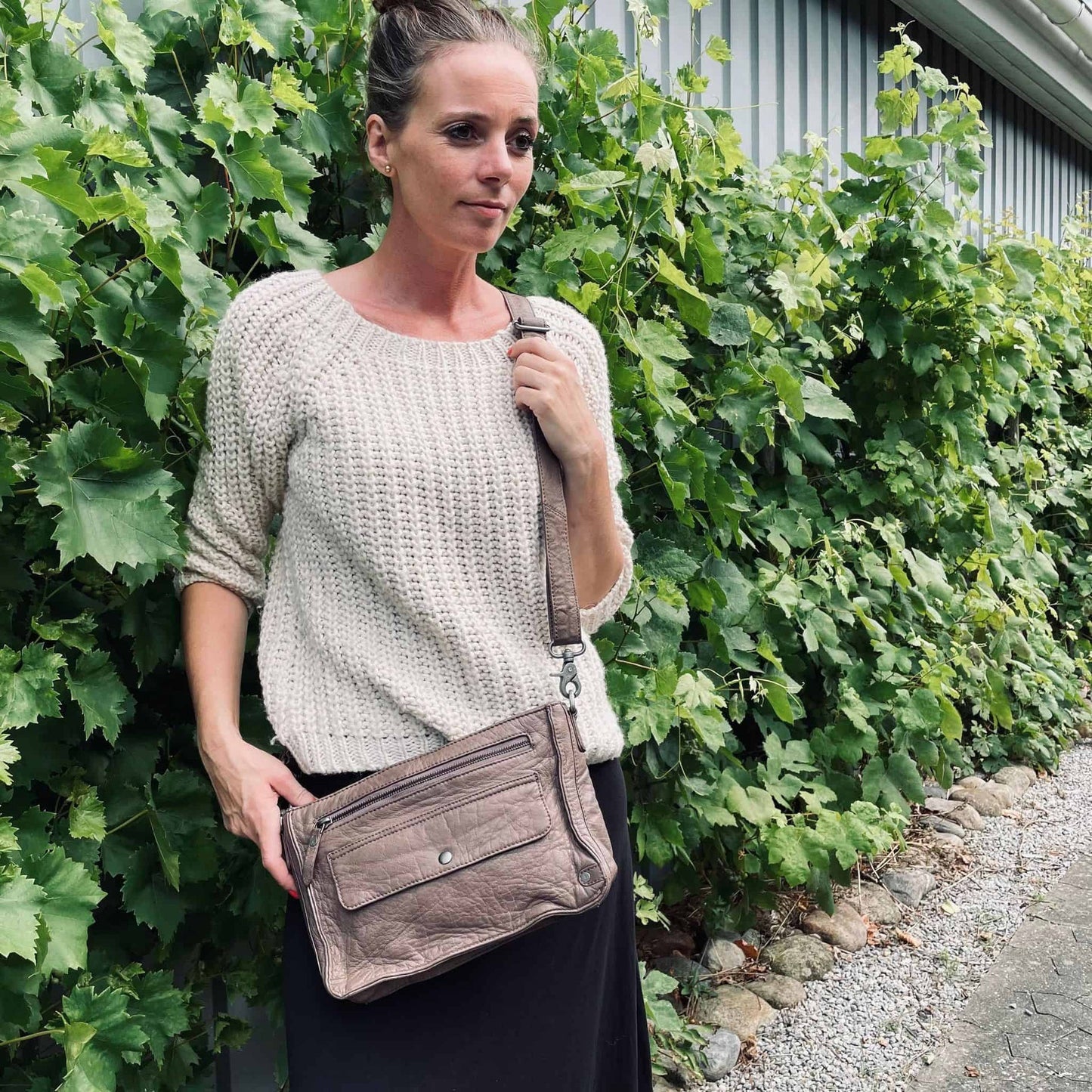 Crossbody - BAILY i en blød og vasket kvalitet - VIAMAJA.DK