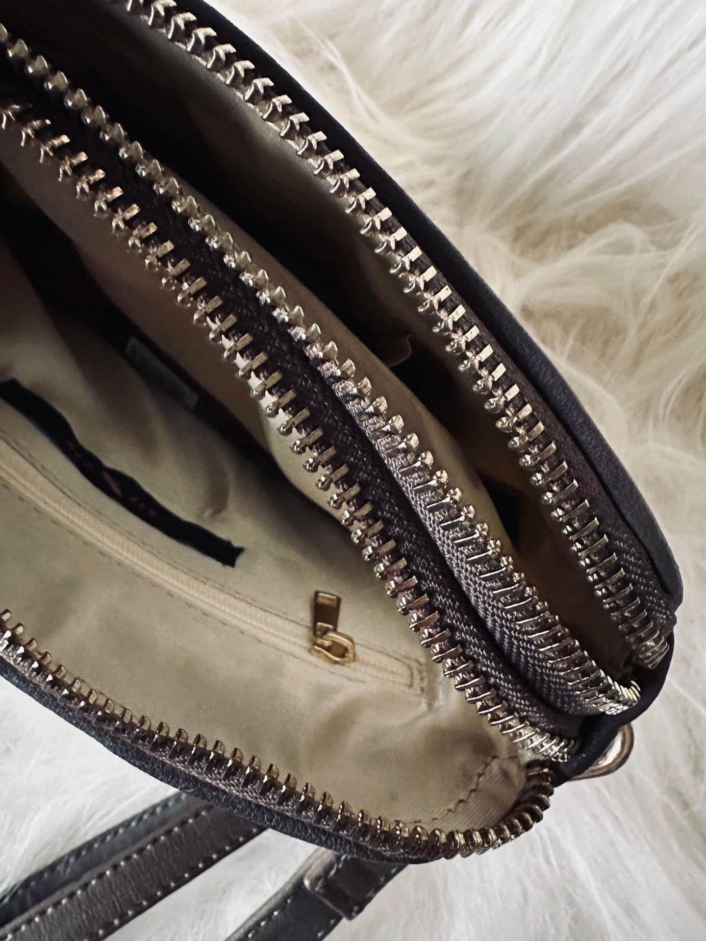 Crossbody clutch ALICE Taupe - Taskerem medfølger - VIAMAJA.DK