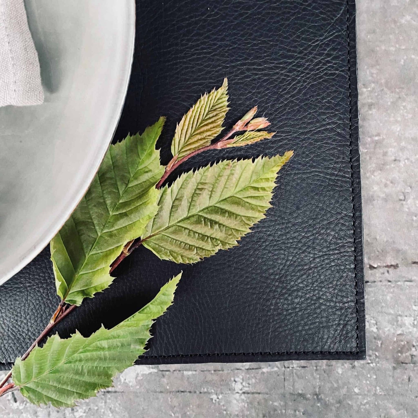 Dækkeserviet 30x45 - Bøffellæder Sort - VIAMAJA.DK