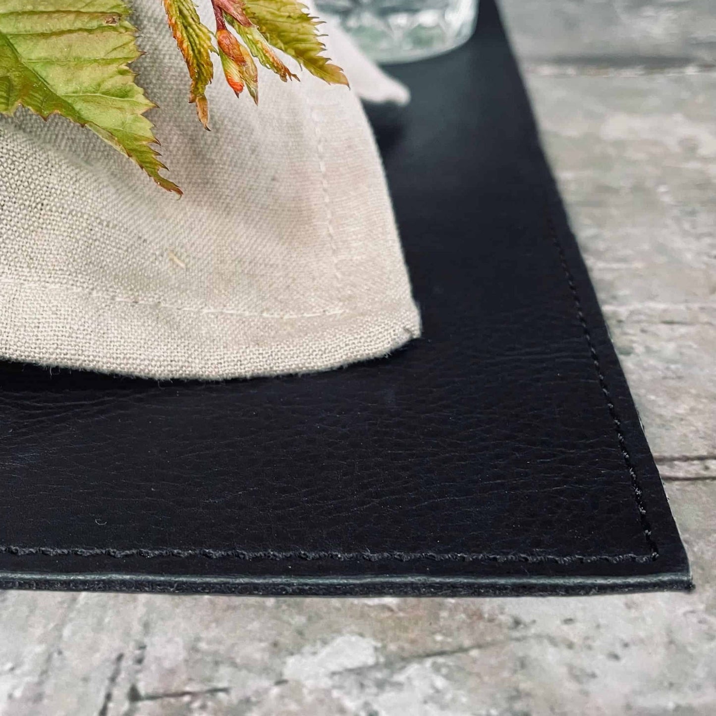 Dækkeserviet 30x45 - Bøffellæder Sort - VIAMAJA.DK
