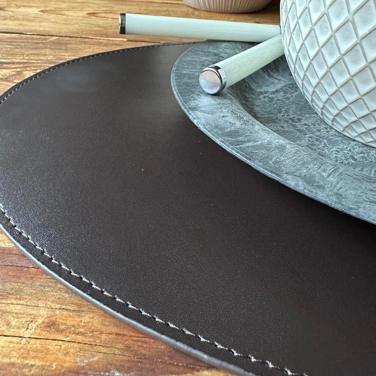 Dækkeserviet – Brun læder - VIAMAJA.DK