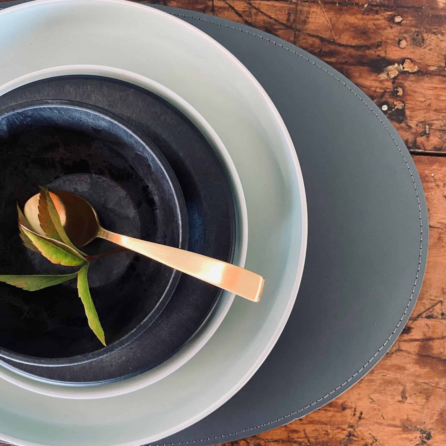 Dækkeserviet - Oval grå læder - VIAMAJA.DK