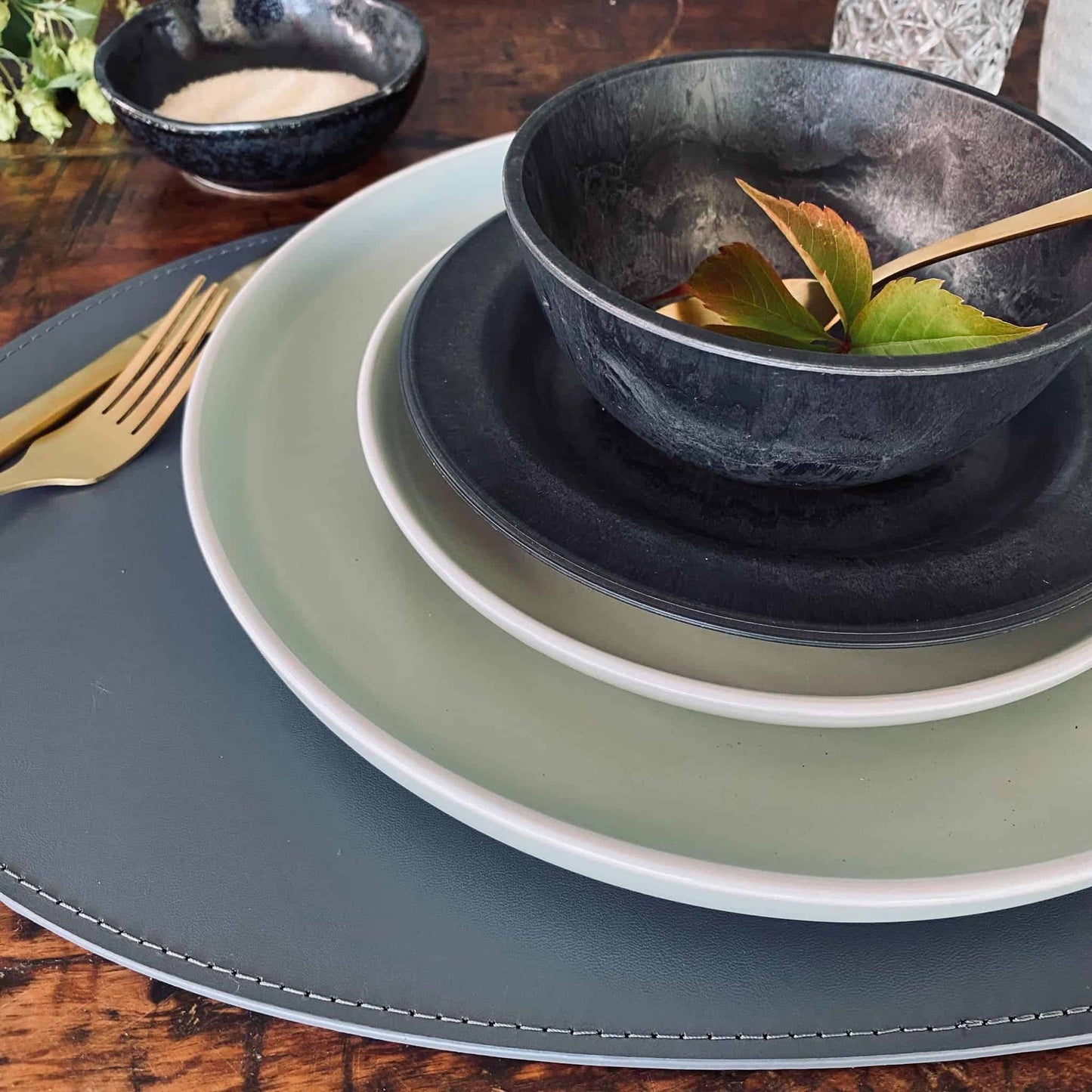 Dækkeserviet - Oval grå læder - VIAMAJA.DK