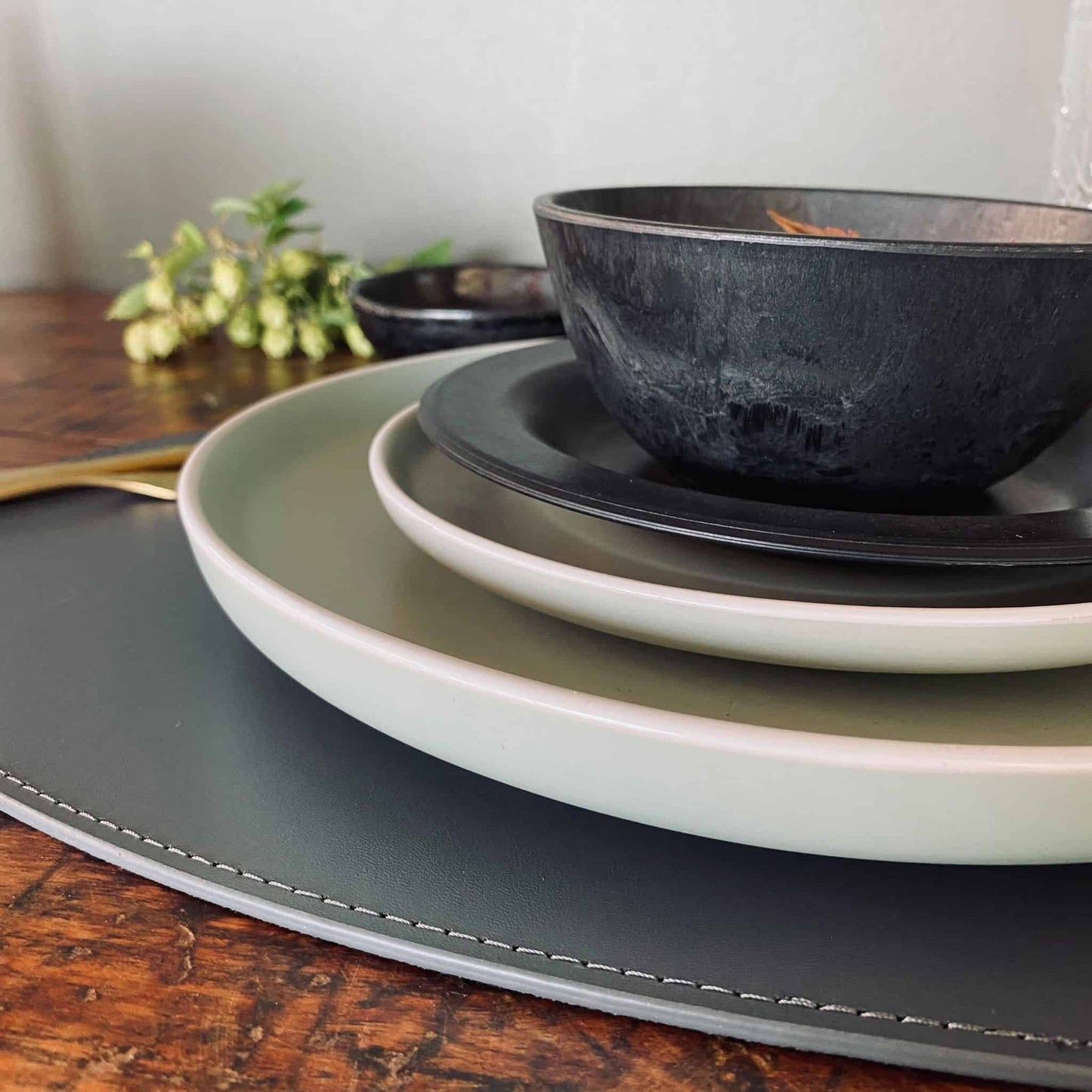 Dækkeserviet - Oval grå læder - VIAMAJA.DK