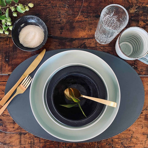 Dækkeserviet - Oval grå læder - VIAMAJA.DK