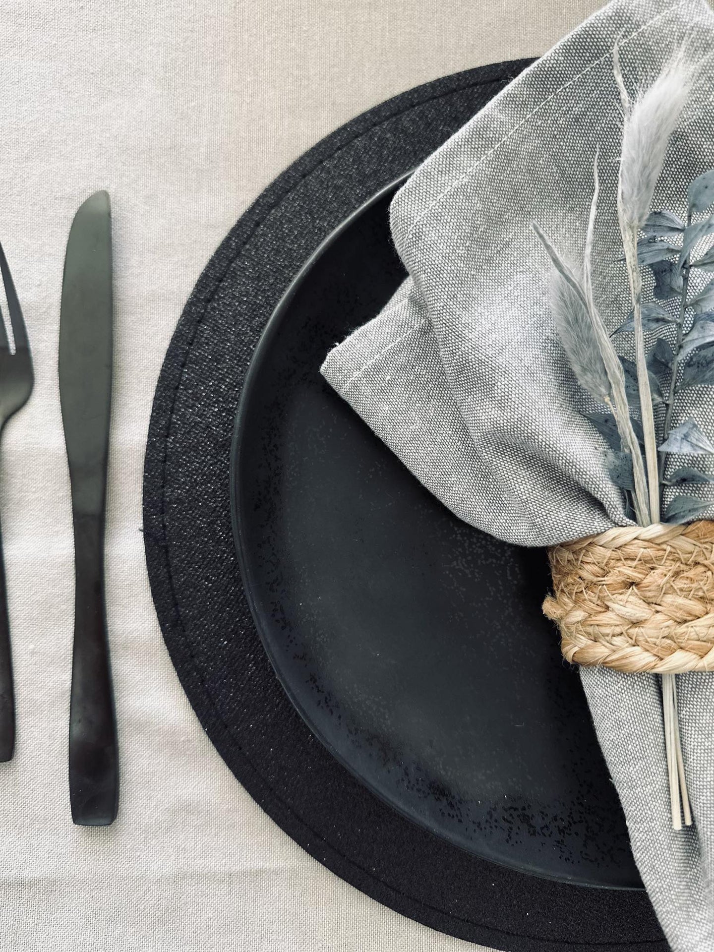 Dækkeserviet – Sort med glimmer - VIAMAJA.DK