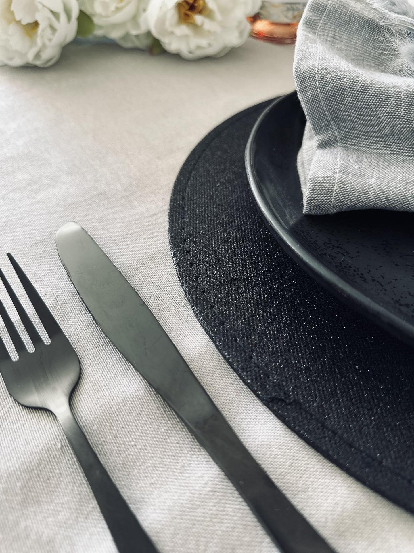 Dækkeserviet – Sort med glimmer - VIAMAJA.DK
