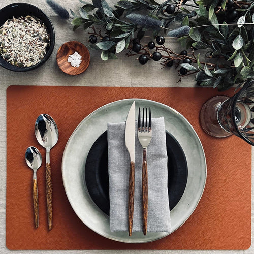 Dækkeserviet - Vendbar Cognac / Sort - VIAMAJA.DK