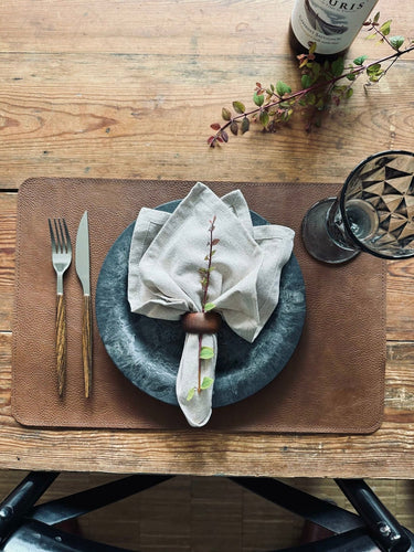 Dækkeserviet – Vendbar Sort / Cognac - VIAMAJA.DK