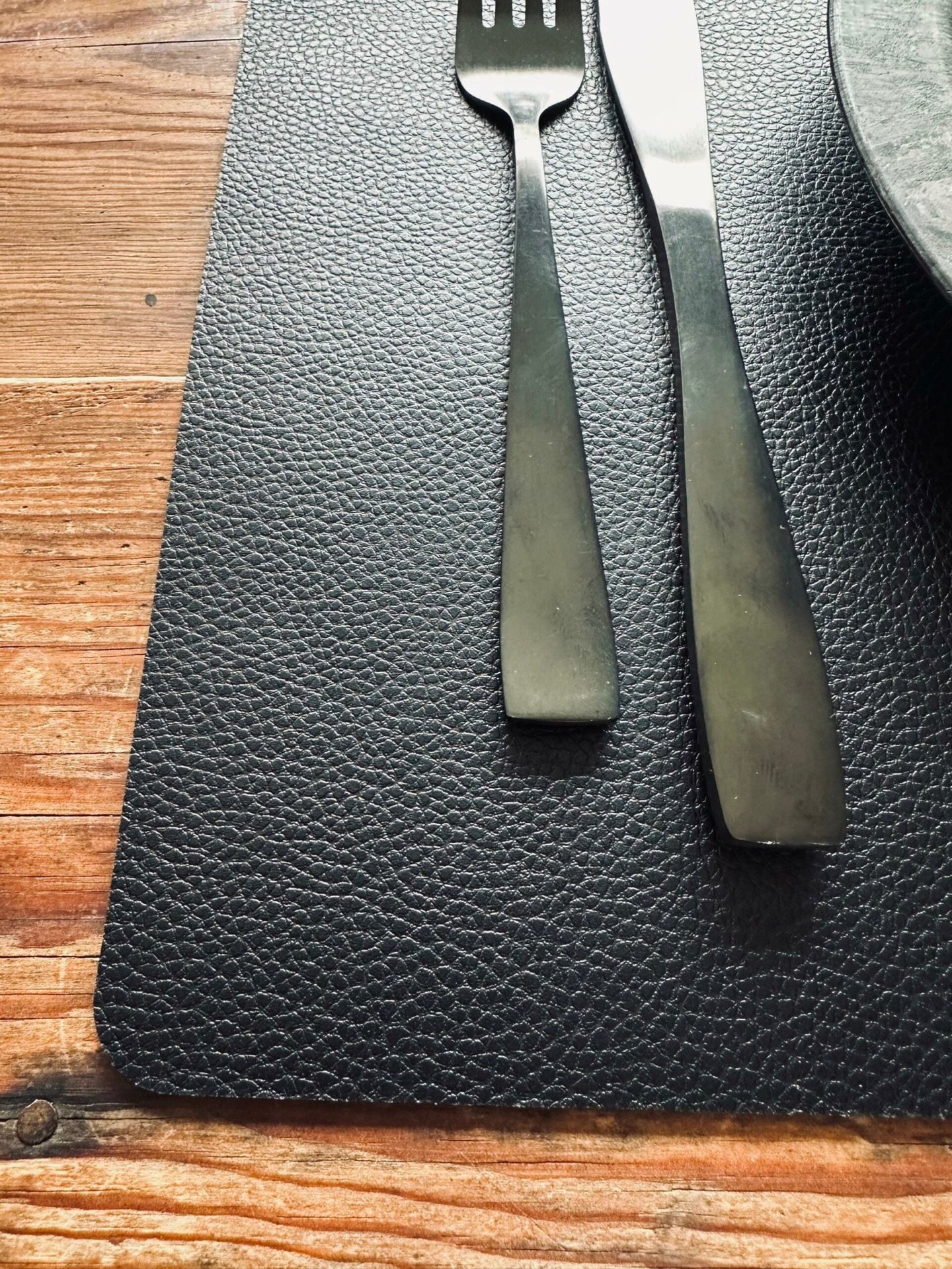 Dækkeserviet – Vendbar Sort / Mat guld - VIAMAJA.DK