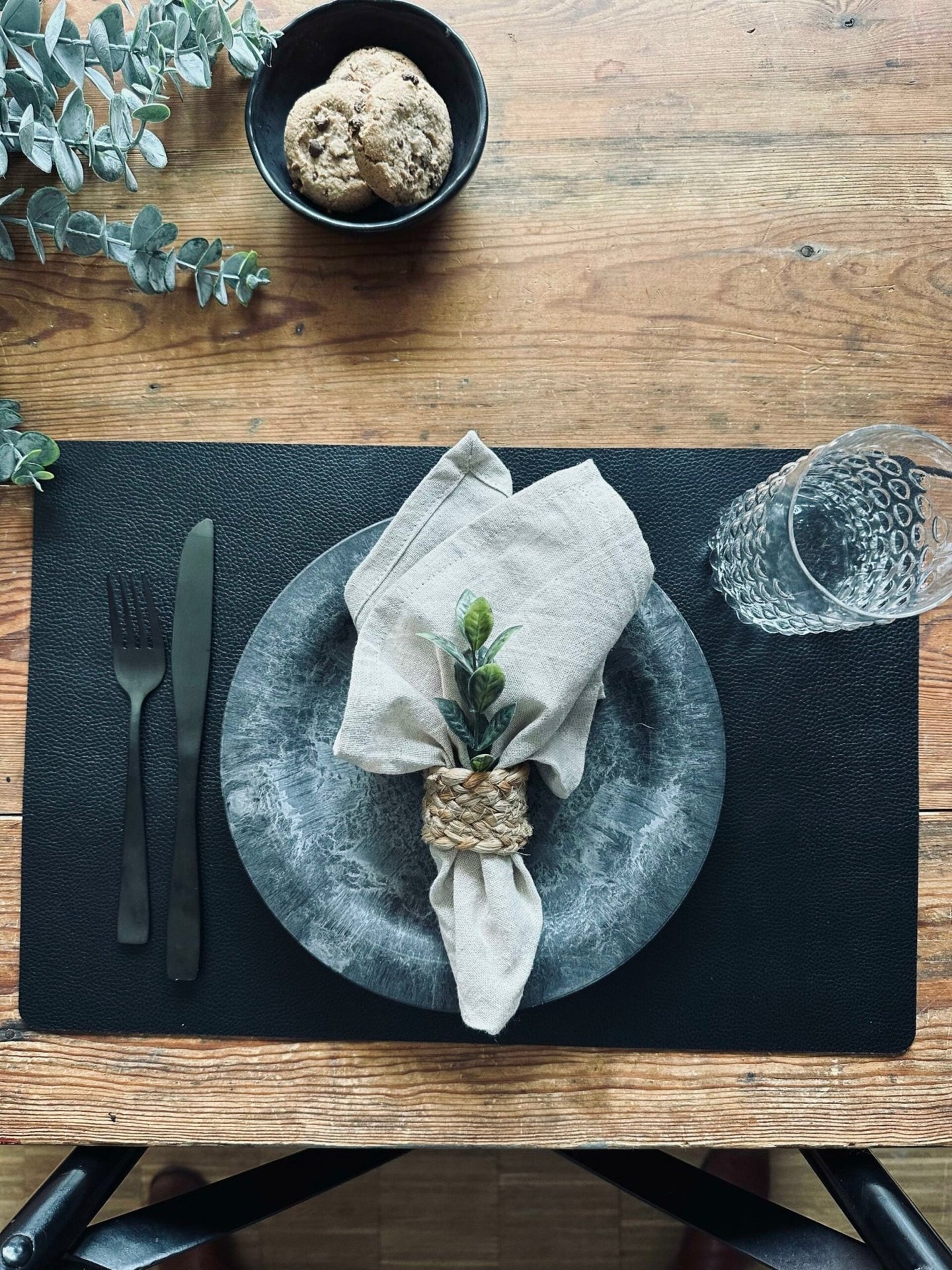 Dækkeserviet – Vendbar Sort / Mat guld - VIAMAJA.DK