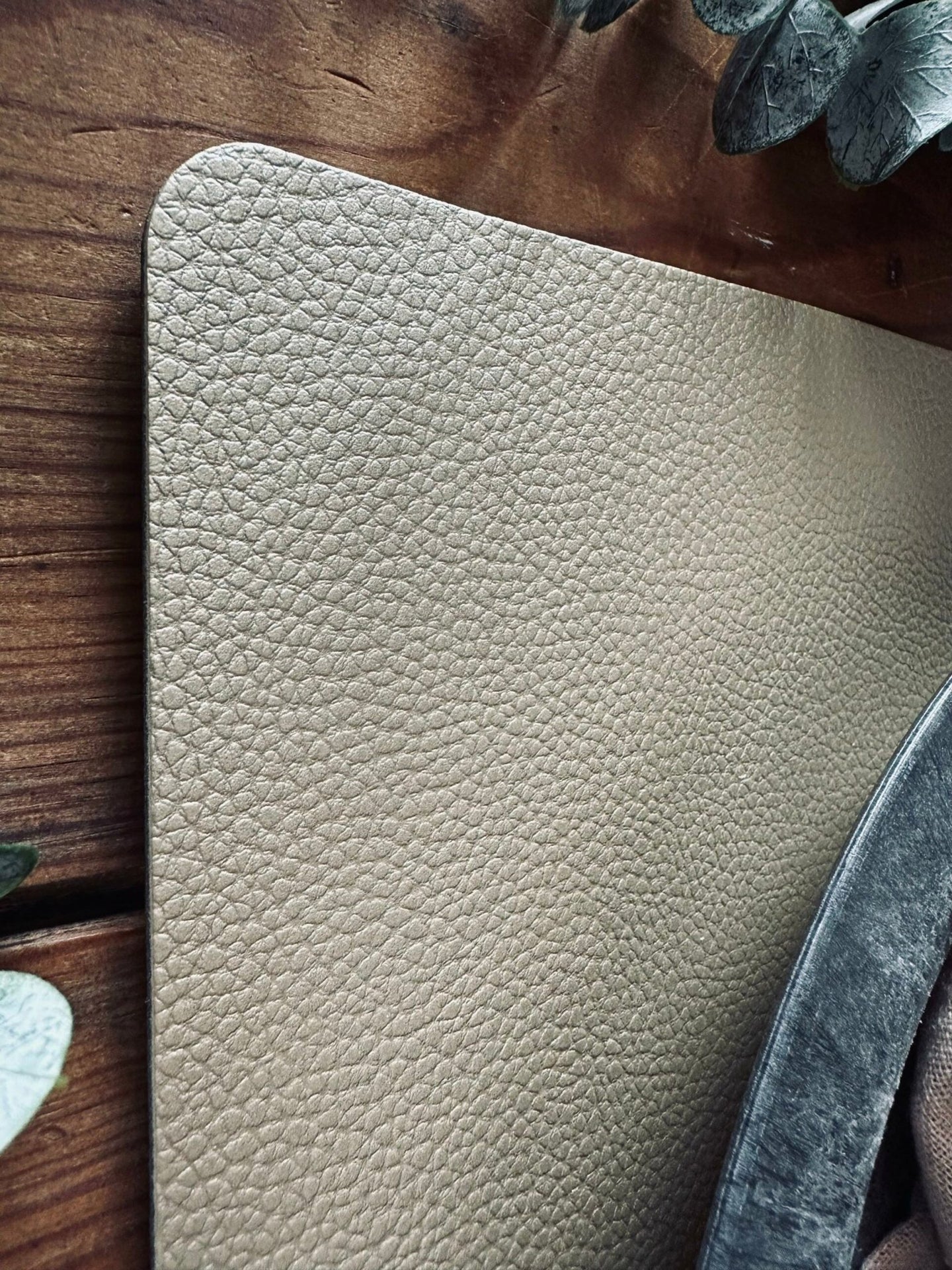 Dækkeserviet – Vendbar Sort / Mat guld - VIAMAJA.DK