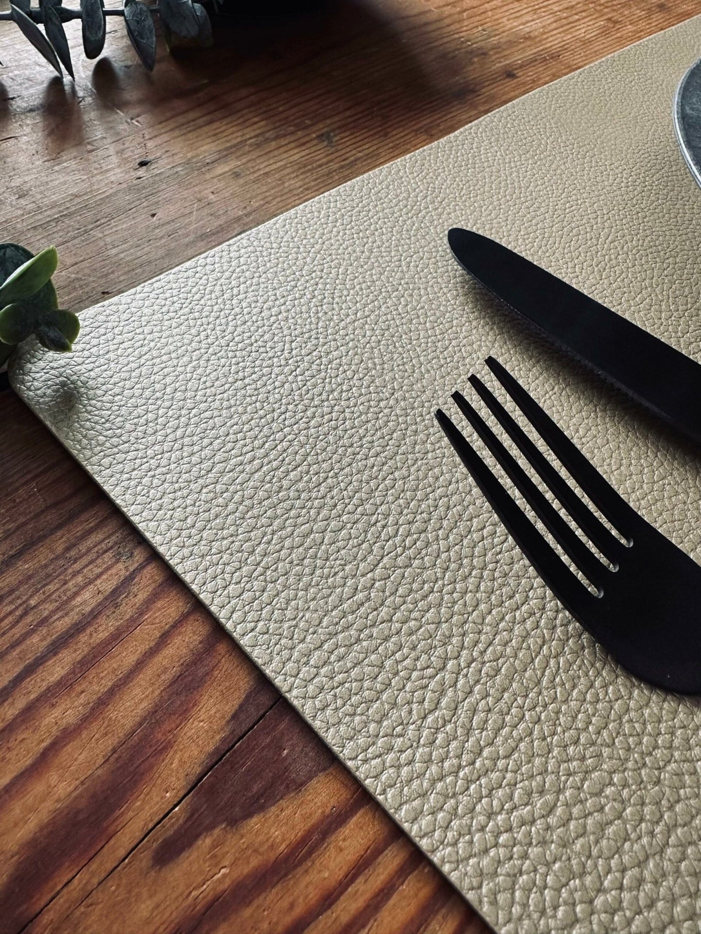 Dækkeserviet – Vendbar Sort / Mat guld - VIAMAJA.DK