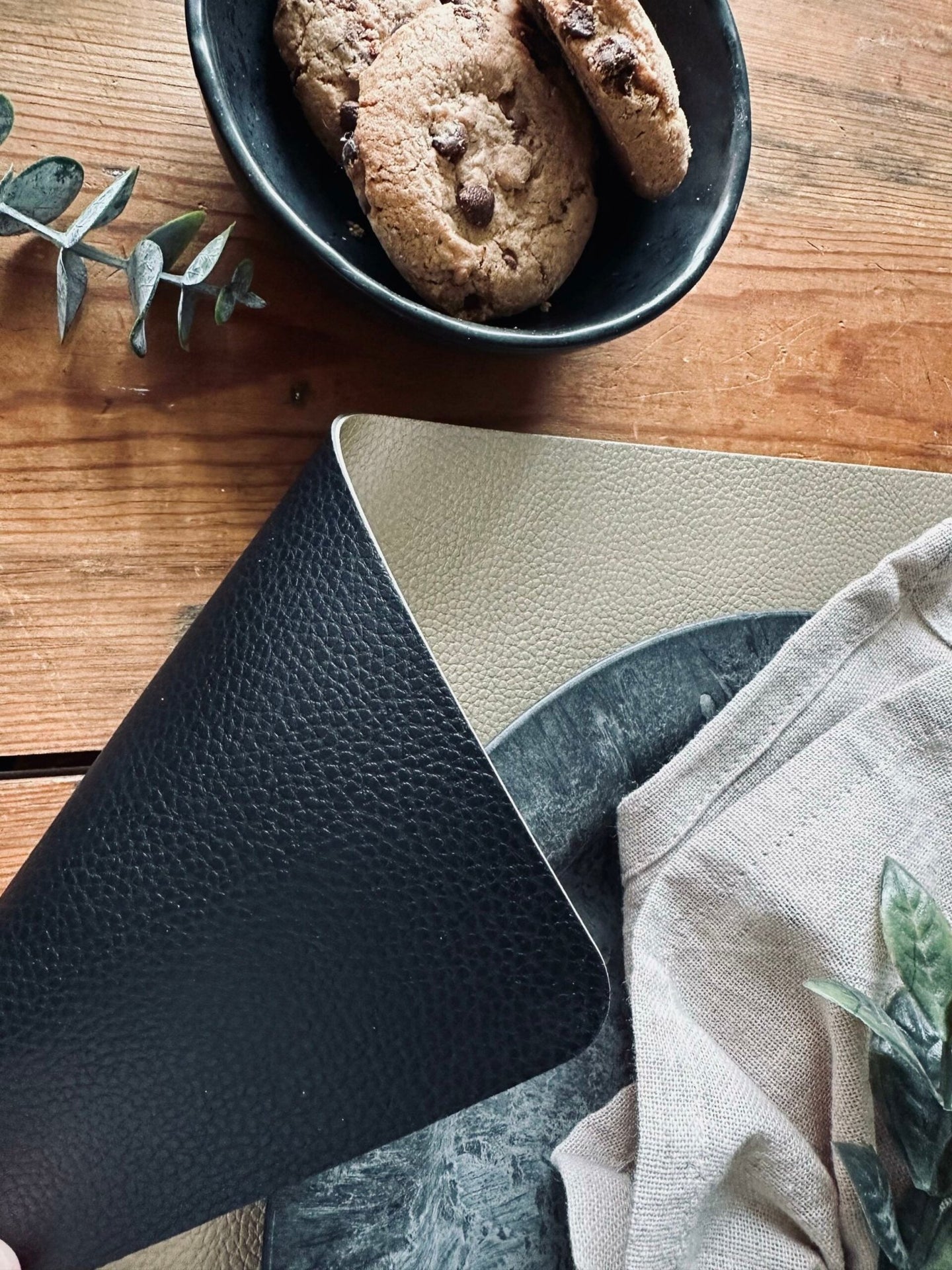 Dækkeserviet – Vendbar Sort / Mat guld - VIAMAJA.DK