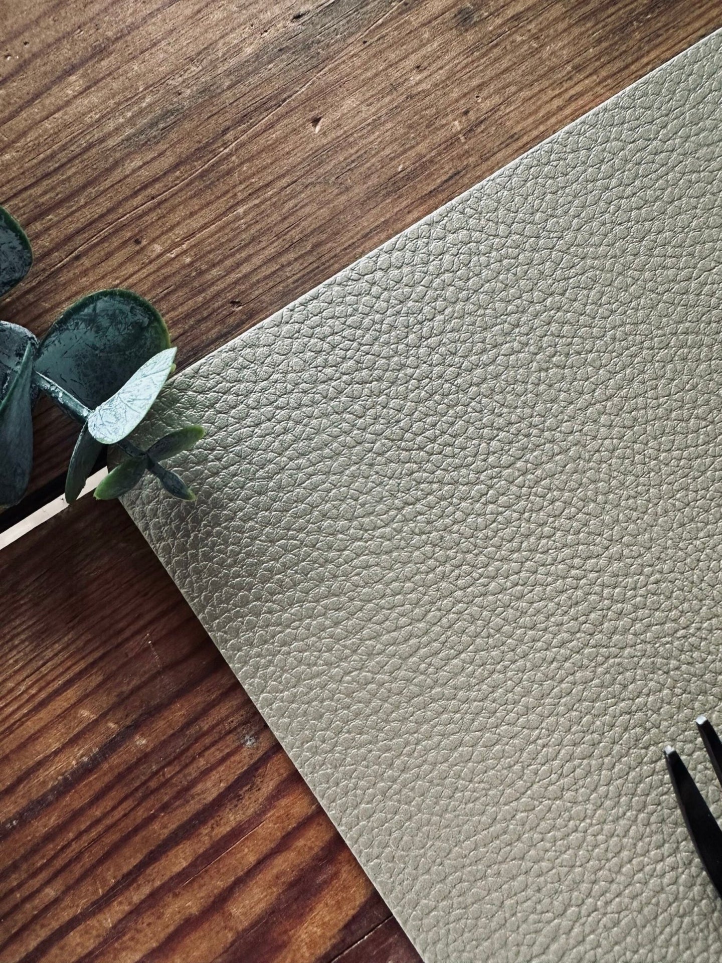 Dækkeserviet – Vendbar Sort / Mat guld - VIAMAJA.DK