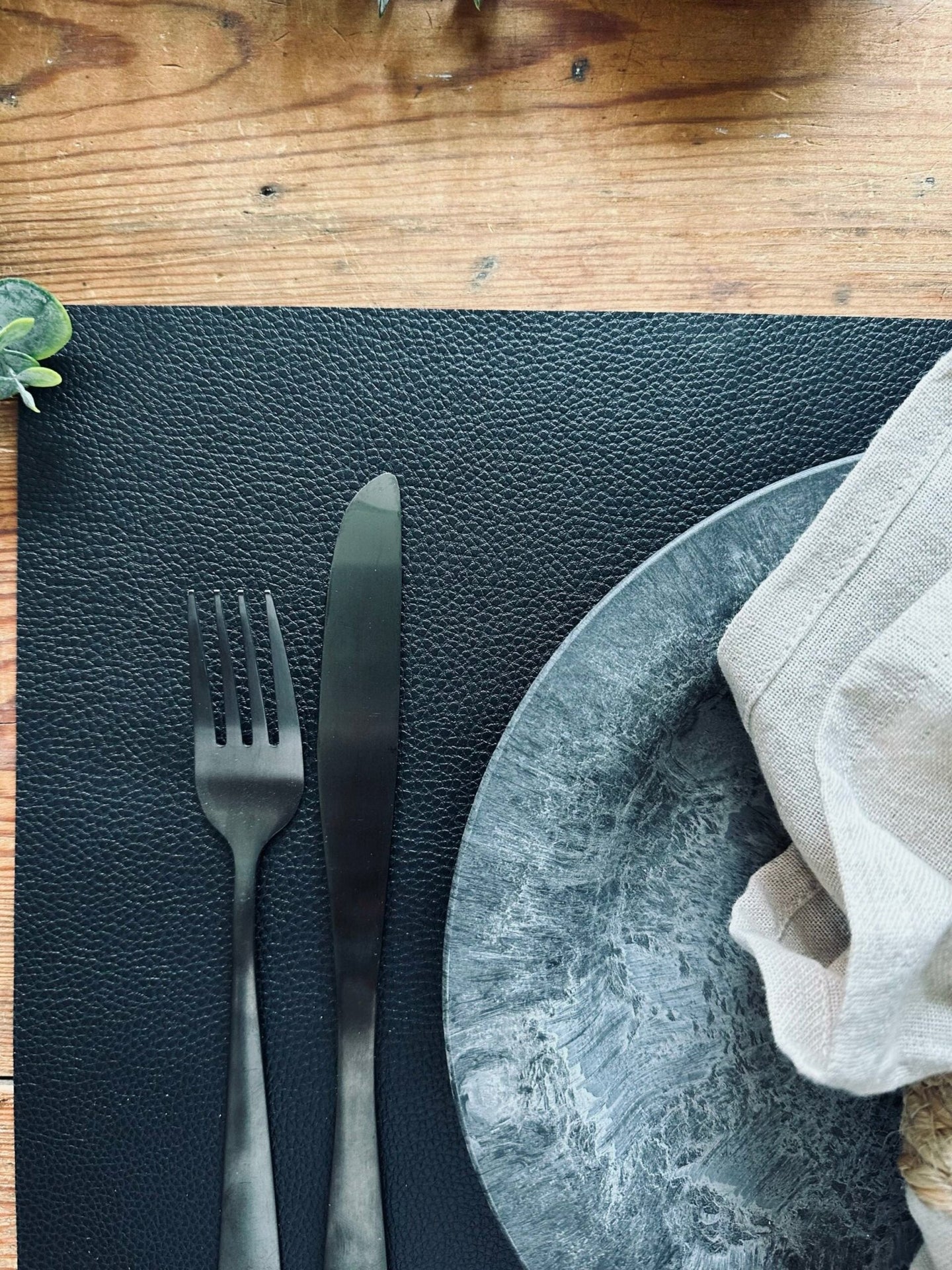 Dækkeserviet – Vendbar Sort / Mat guld - VIAMAJA.DK