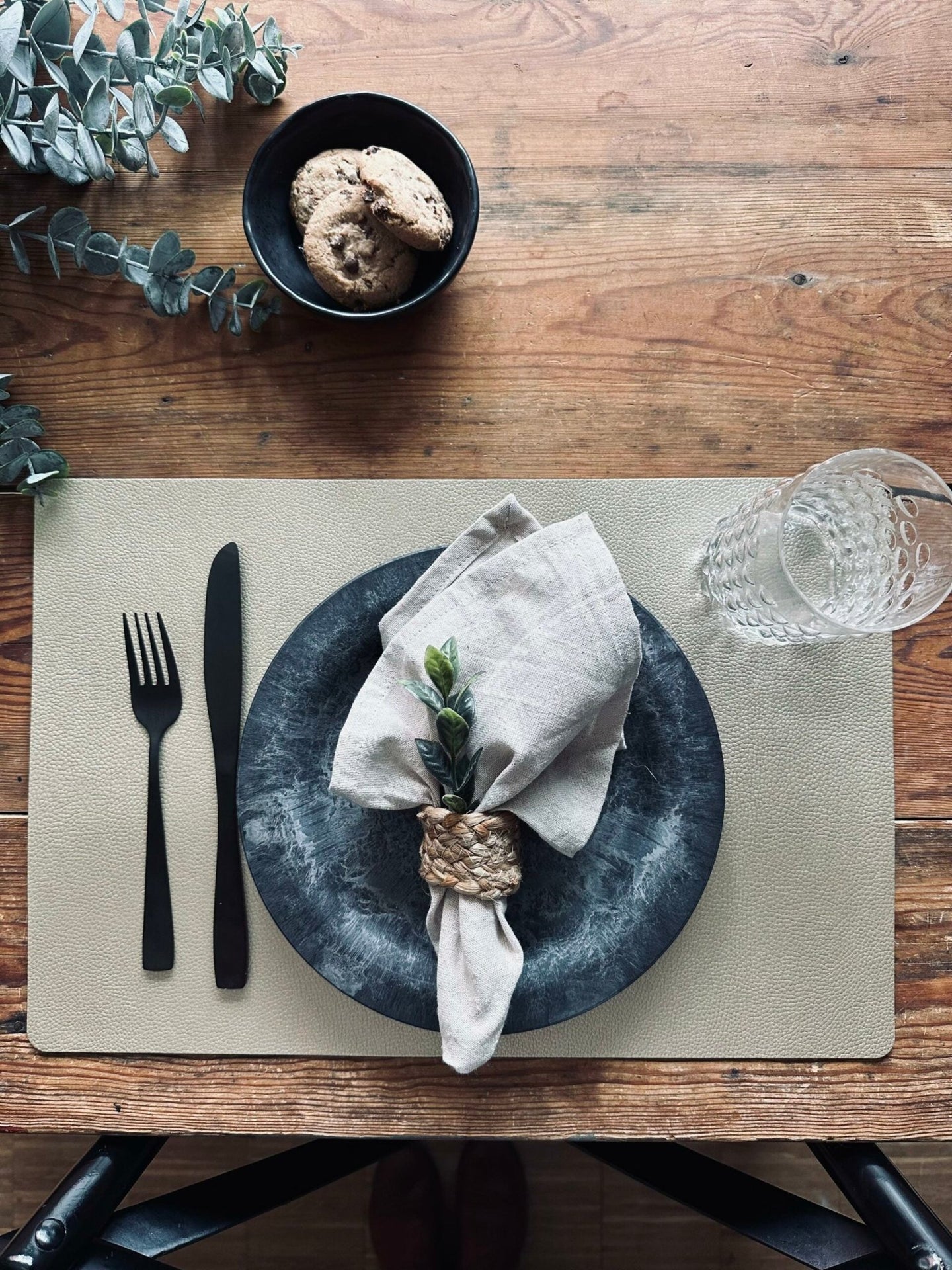 Dækkeserviet – Vendbar Sort / Mat guld - VIAMAJA.DK