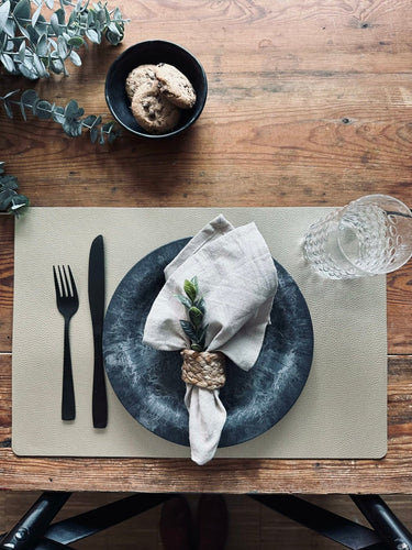 Dækkeserviet – Vendbar Sort / Mat guld - VIAMAJA.DK