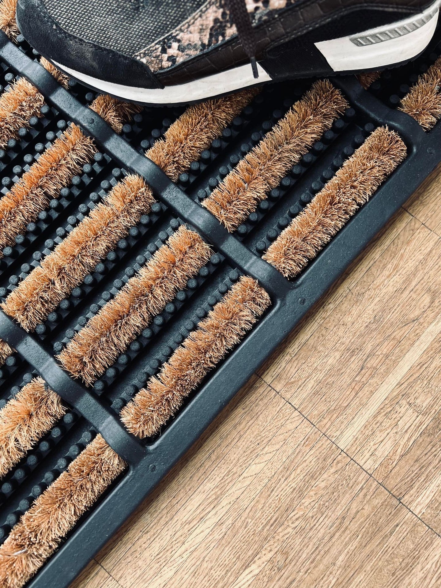 Dørmåtte - GUMMI MED BØRSTE I NATUR - 40x60cm - VIAMAJA.DK