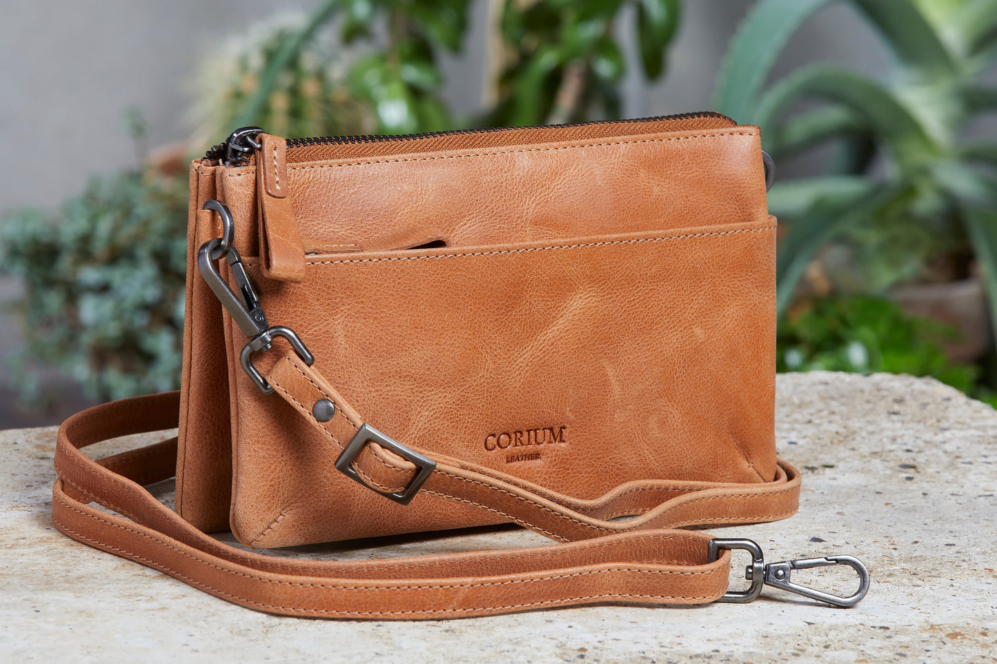 Clutch ASTA m. lång rem & handledsrem, Cognac