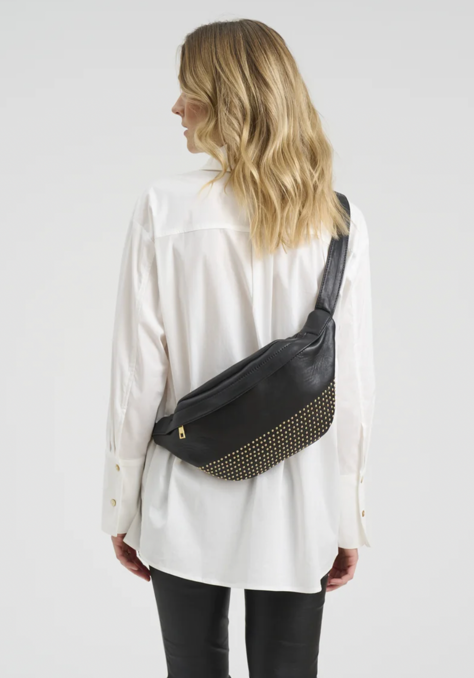 Bumbag med guld nitter – Sort læderlook