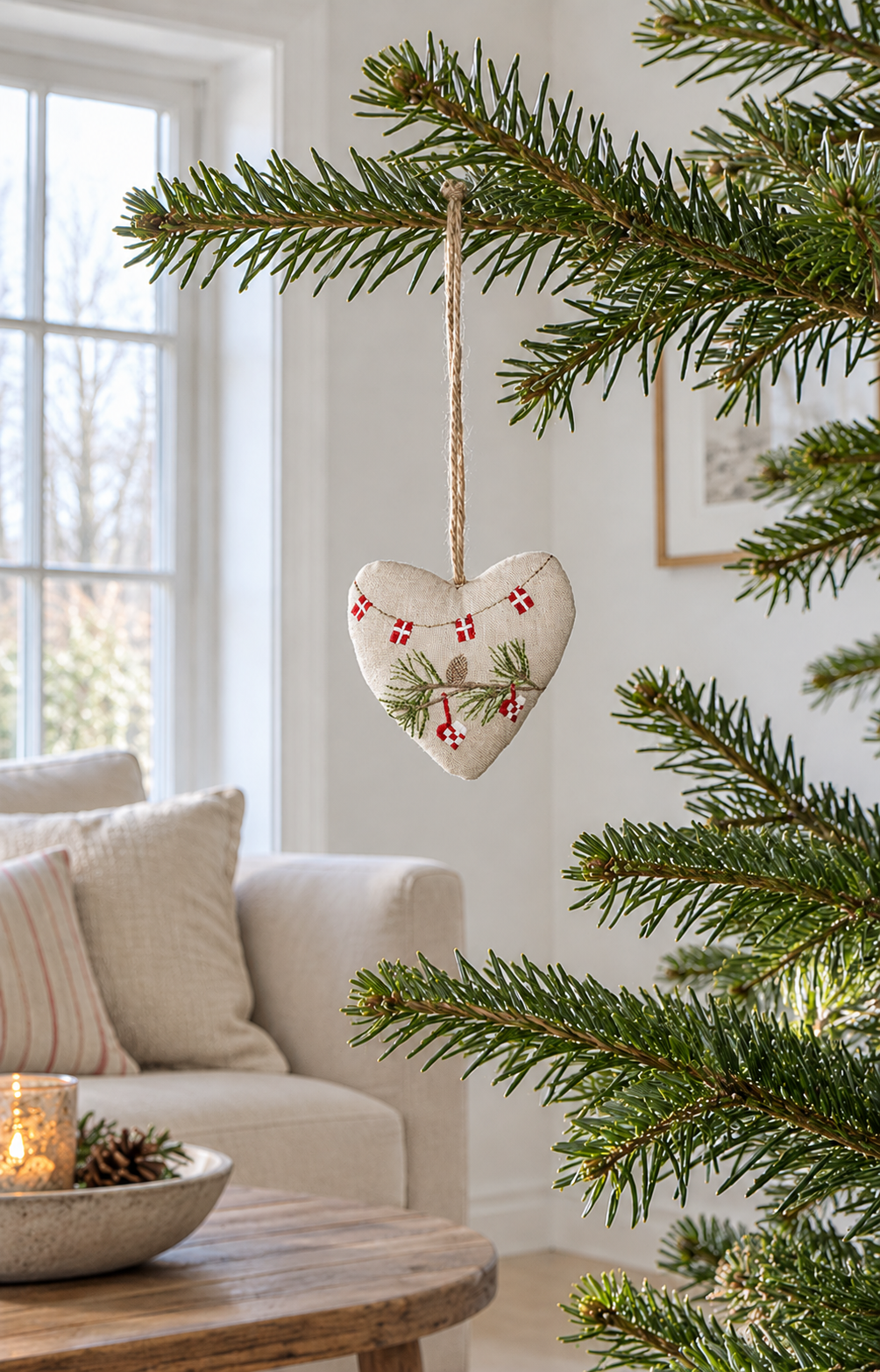 Julhjärta med broderi – beige textilhänge