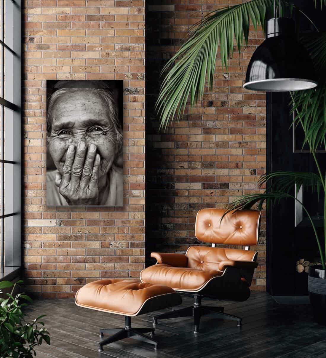 Fnisende kvinde - Sort / Hvid 70x100 cm - VIAMAJA