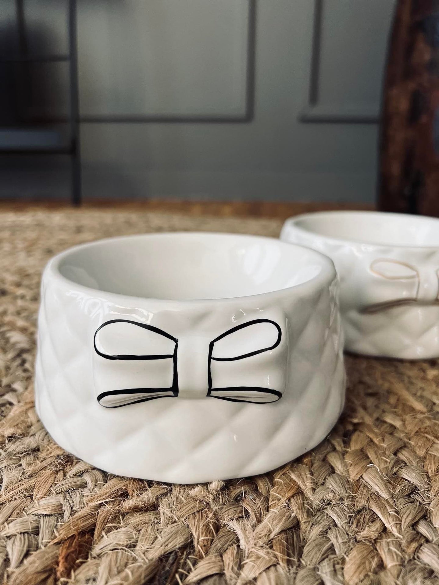 Foderskål med sløjfe - Hvid porcelæn med sort - VIAMAJA.DK