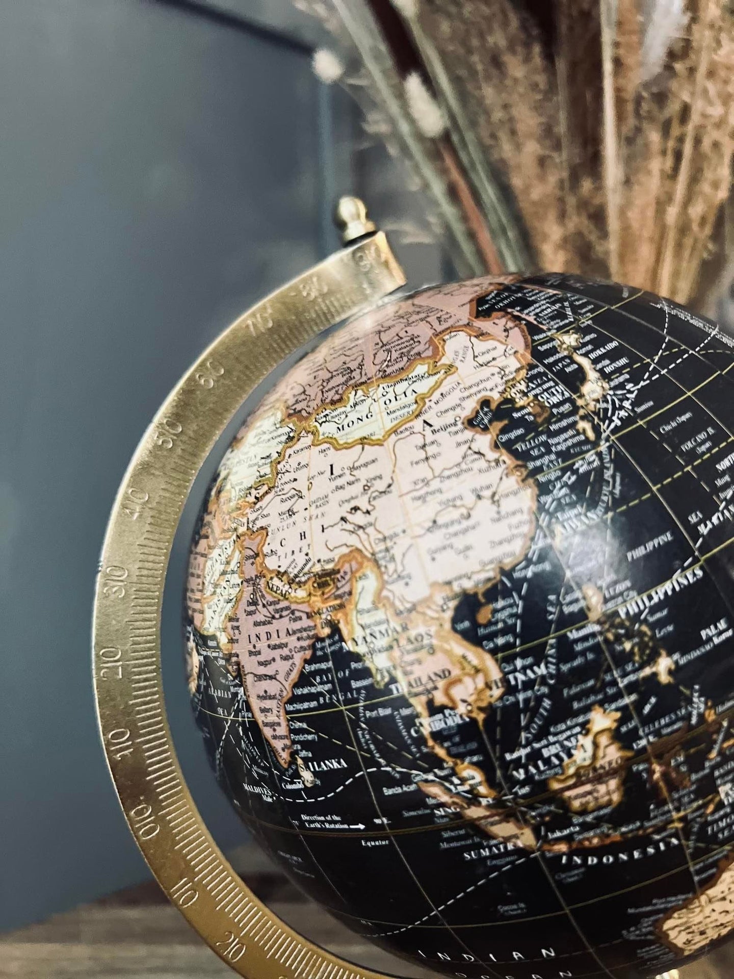 Globus på træfod - Sort - VIAMAJA.DK