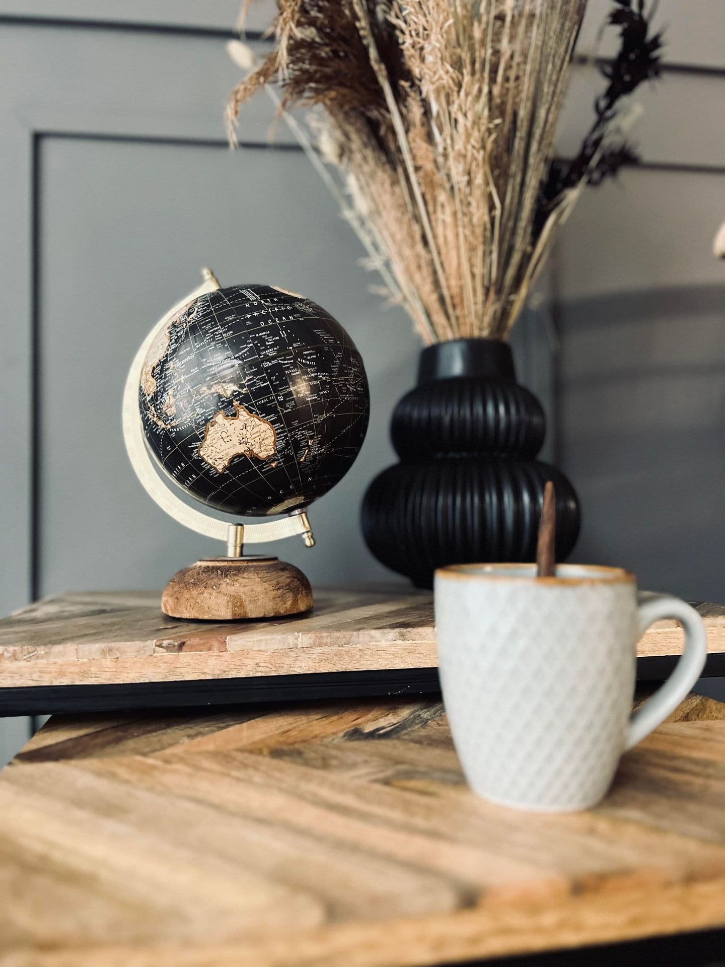 Globus på træfod - Sort - VIAMAJA.DK