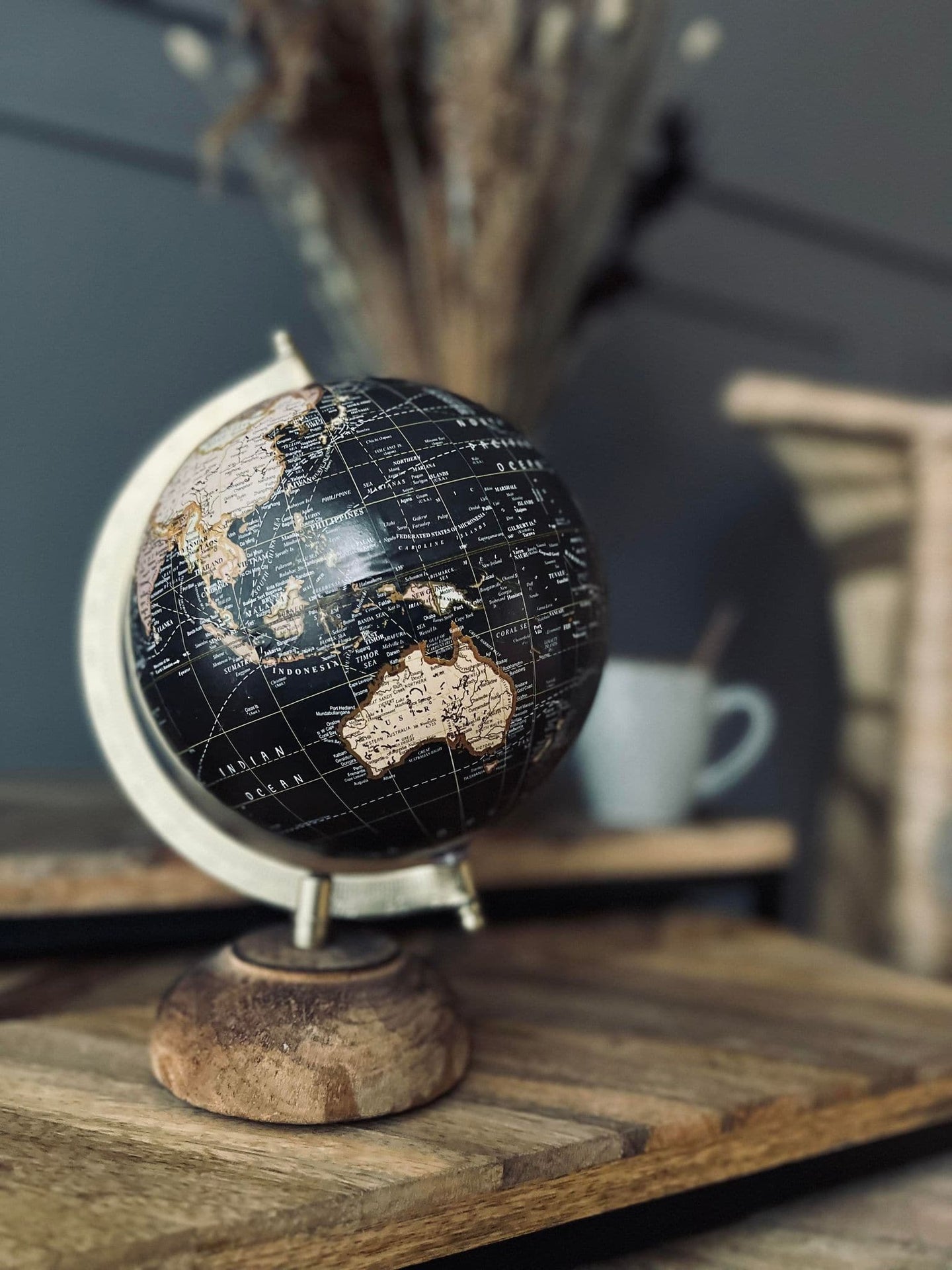 Globus på træfod - Sort - VIAMAJA.DK