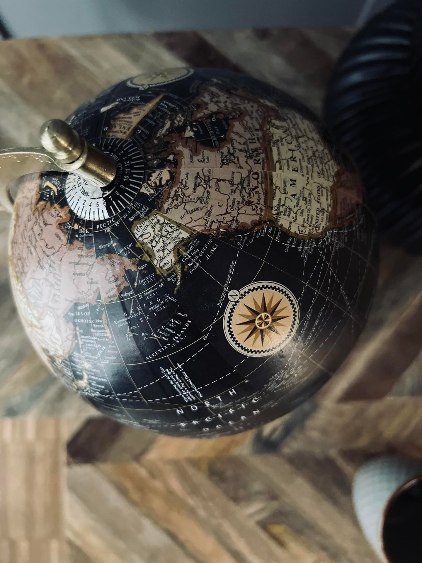 Globus på træfod - Sort - VIAMAJA.DK