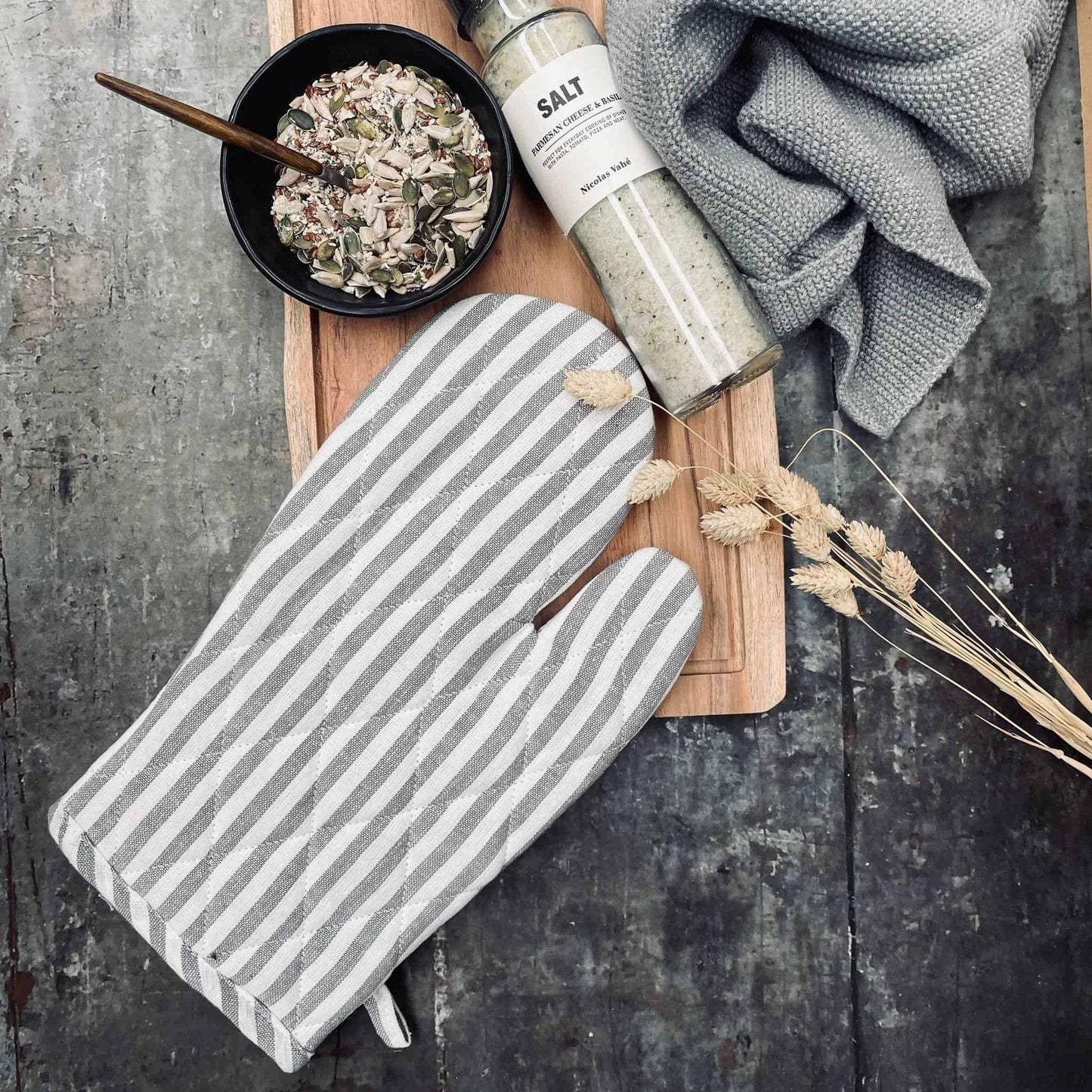 Grillhandske i quilt - Grå strib - VIAMAJA.DK