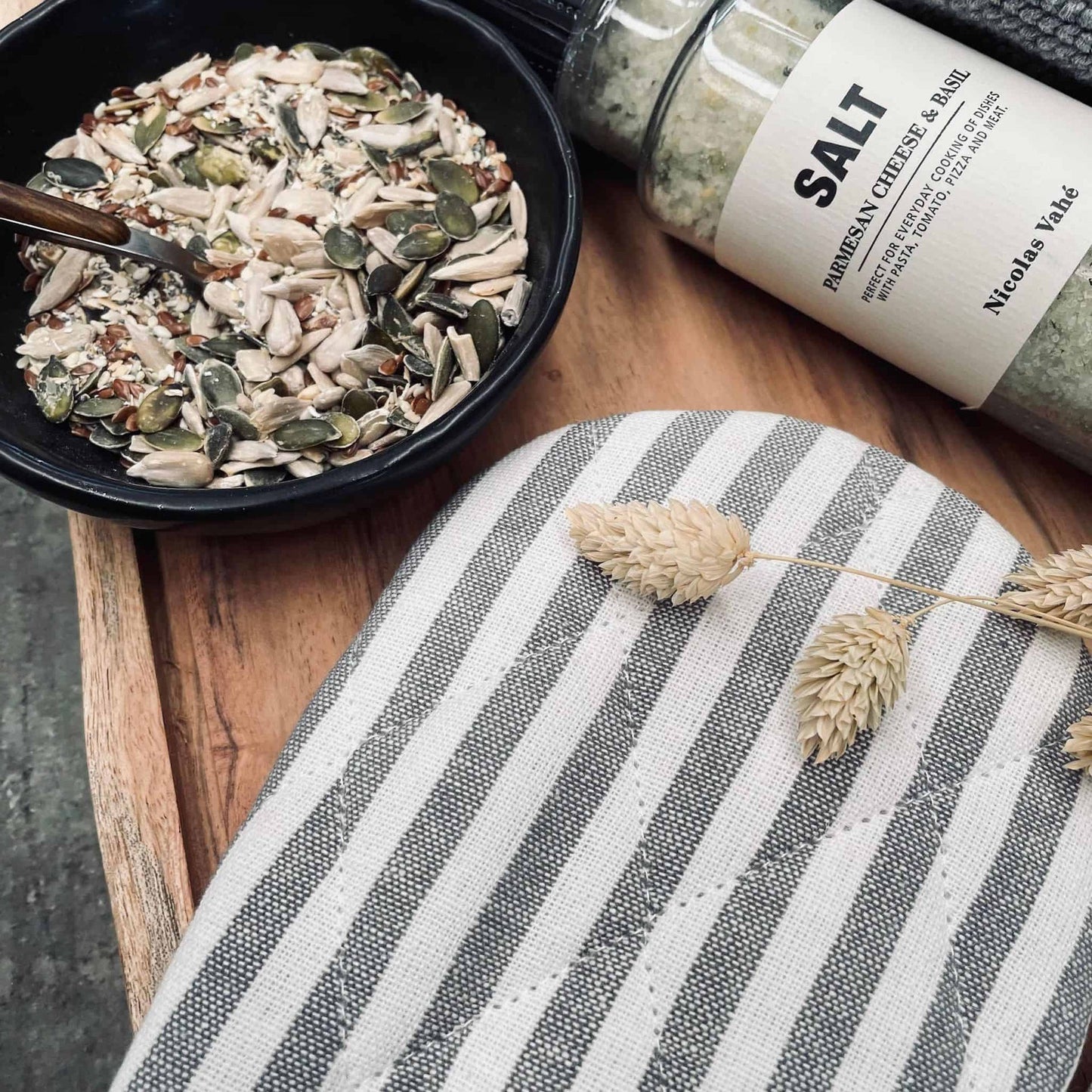 Grillhandske i quilt - Grå strib - VIAMAJA.DK