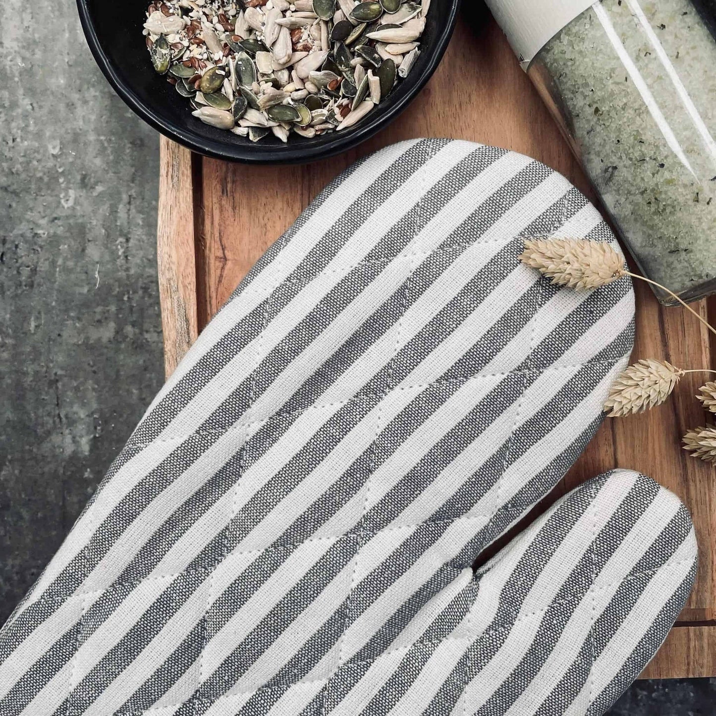Grillhandske i quilt - Grå strib - VIAMAJA.DK
