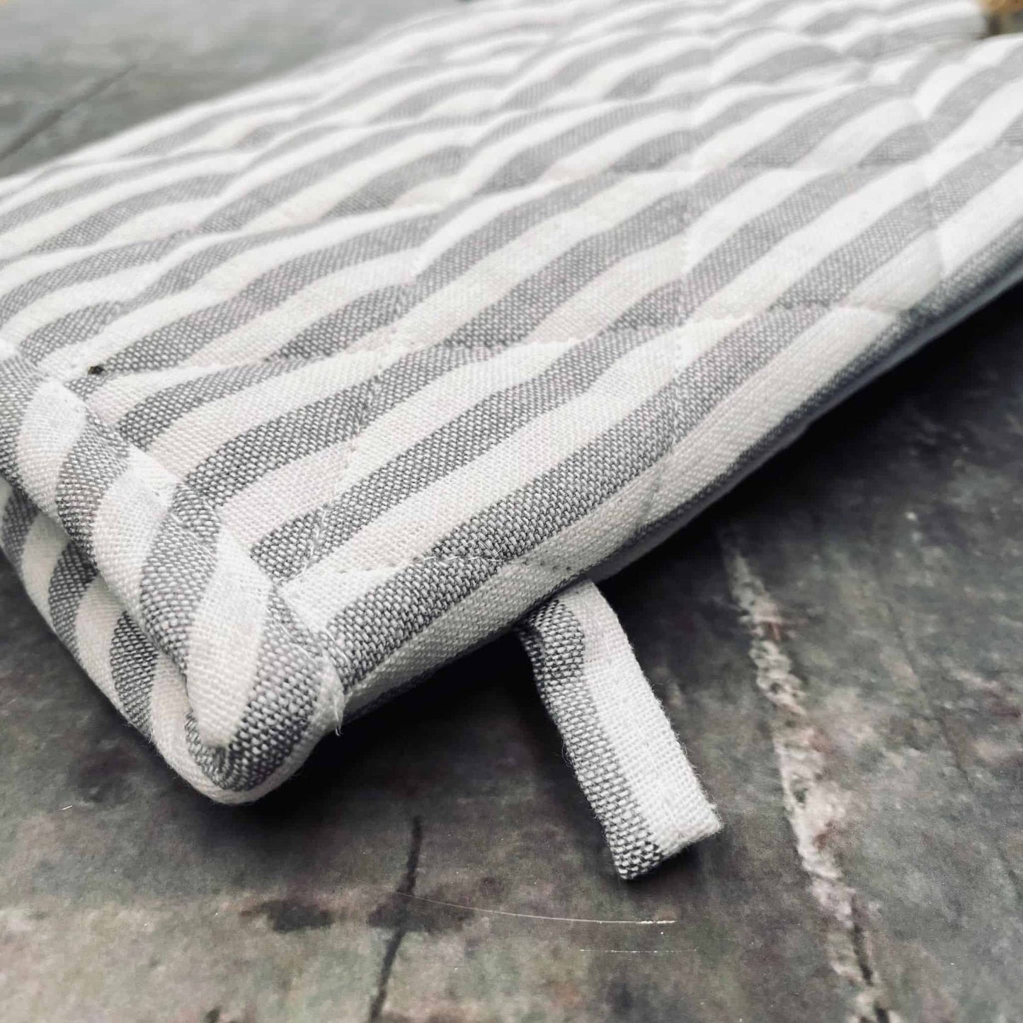 Grillhandske i quilt - Grå strib - VIAMAJA.DK