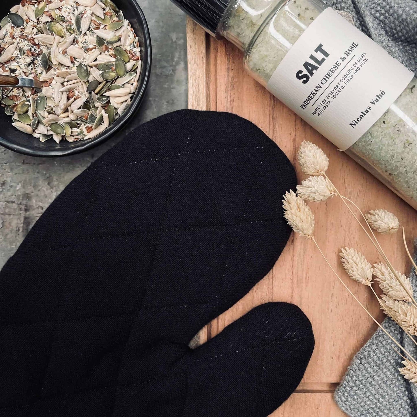 Grillhandske i sort quilt - VIAMAJA.DK