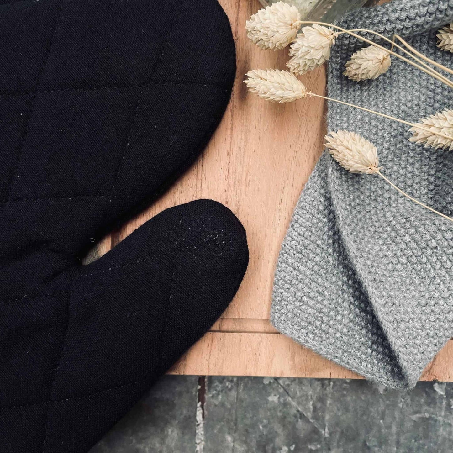 Grillhandske i sort quilt - VIAMAJA.DK