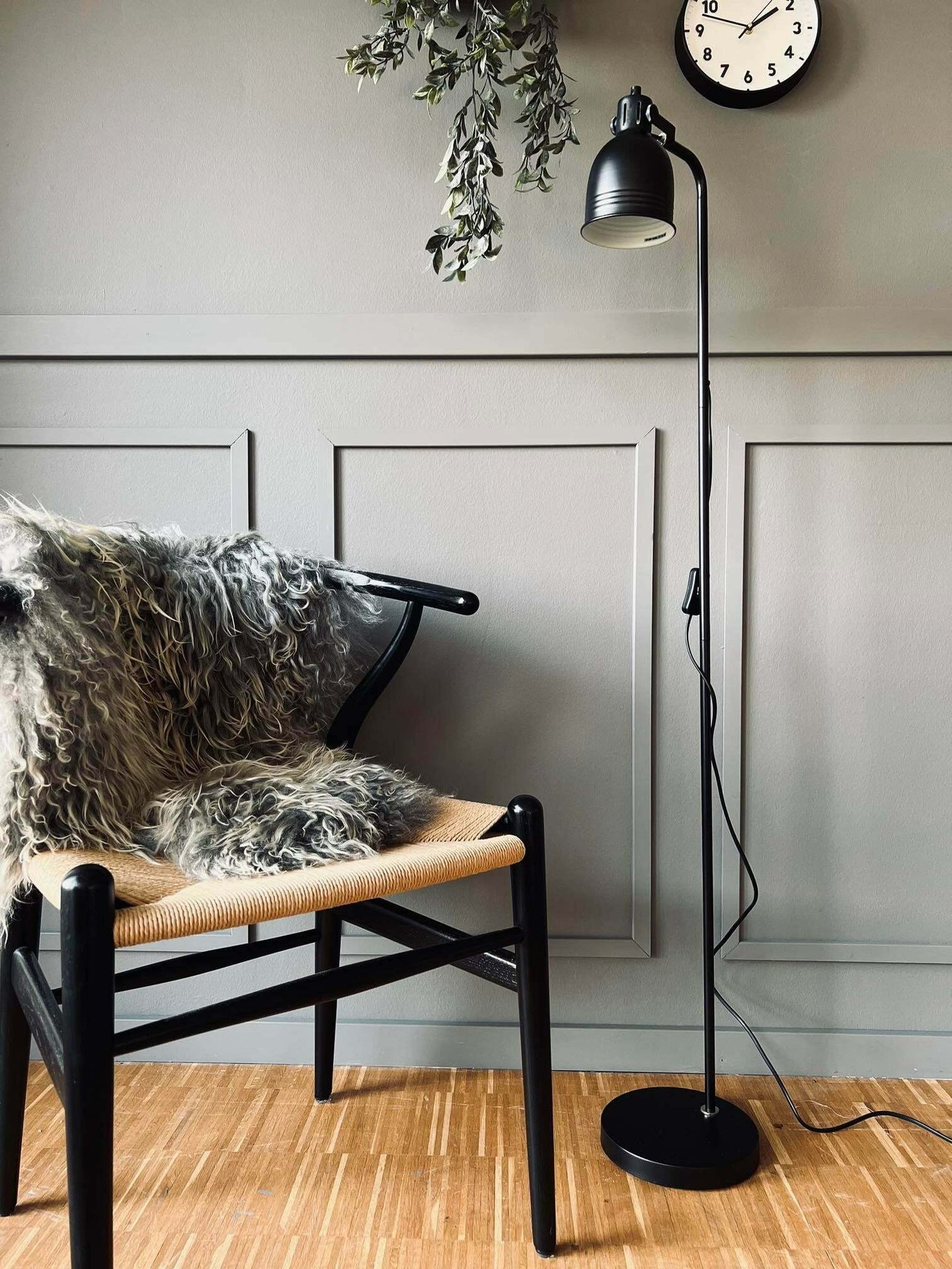 Gulvlampe - Sort metal - VIAMAJA.DK