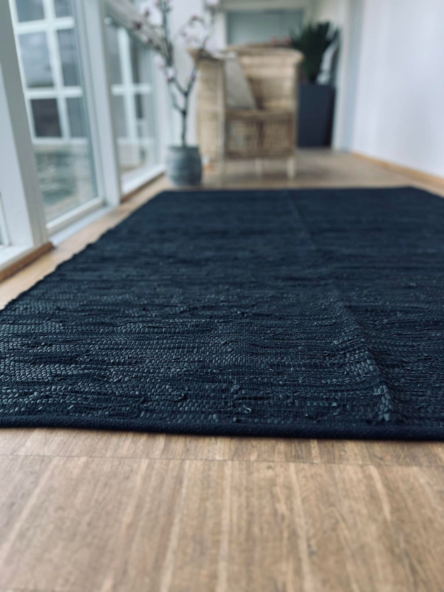 Gulvtæppe – 140x200cm sort læder - VIAMAJA.DK