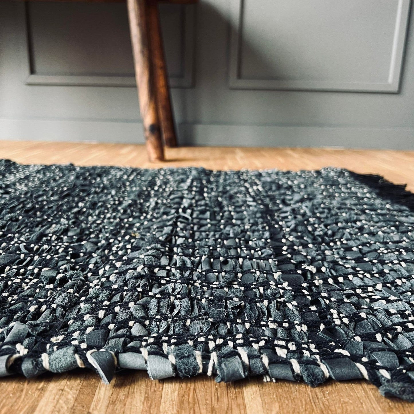 Gulvtæppe i flettet skind – 60x90cm - VIAMAJA.DK