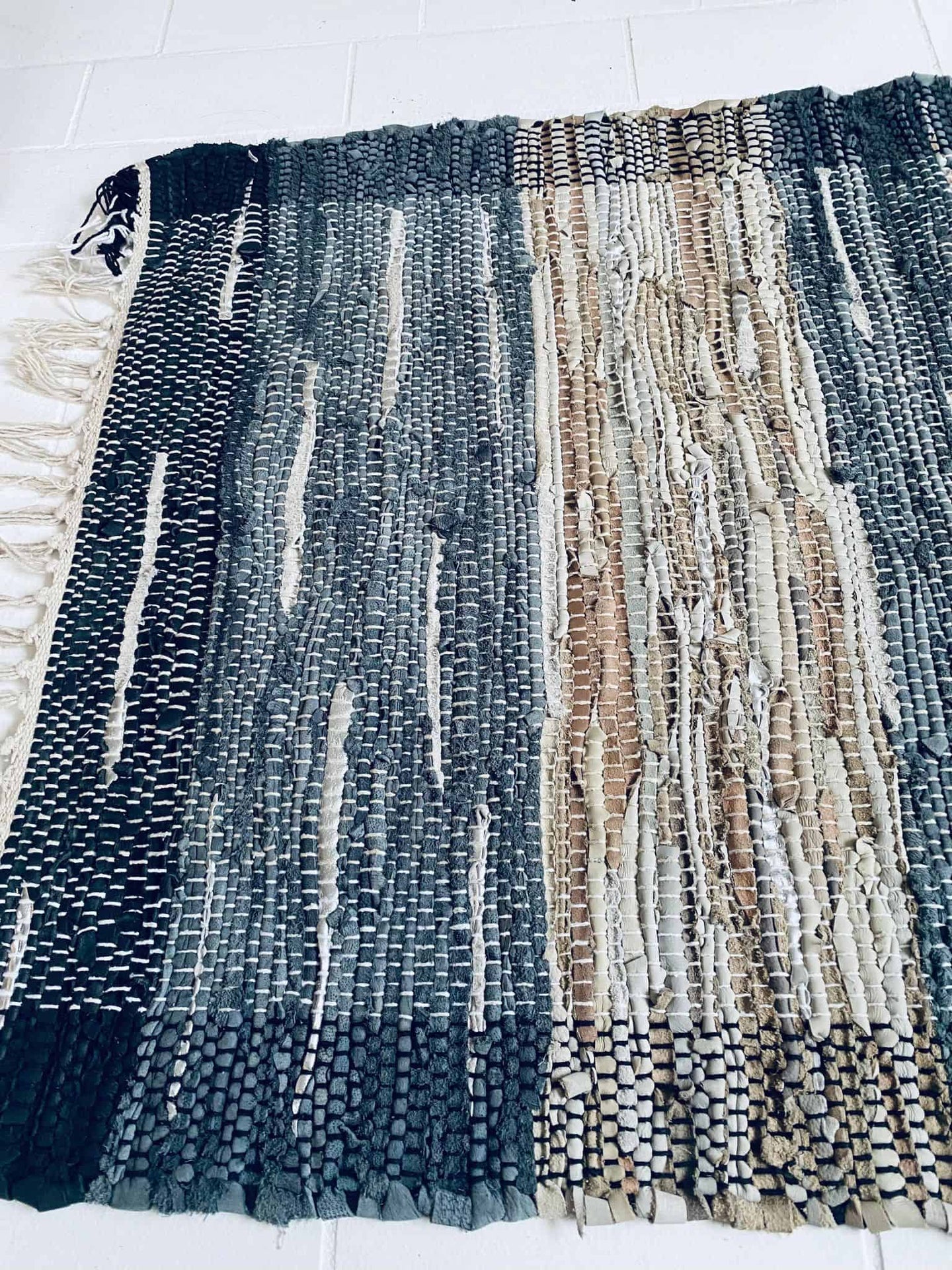 Gulvtæppe i flettet skind – 60x90cm Grå/blå med sølv - VIAMAJA.DK