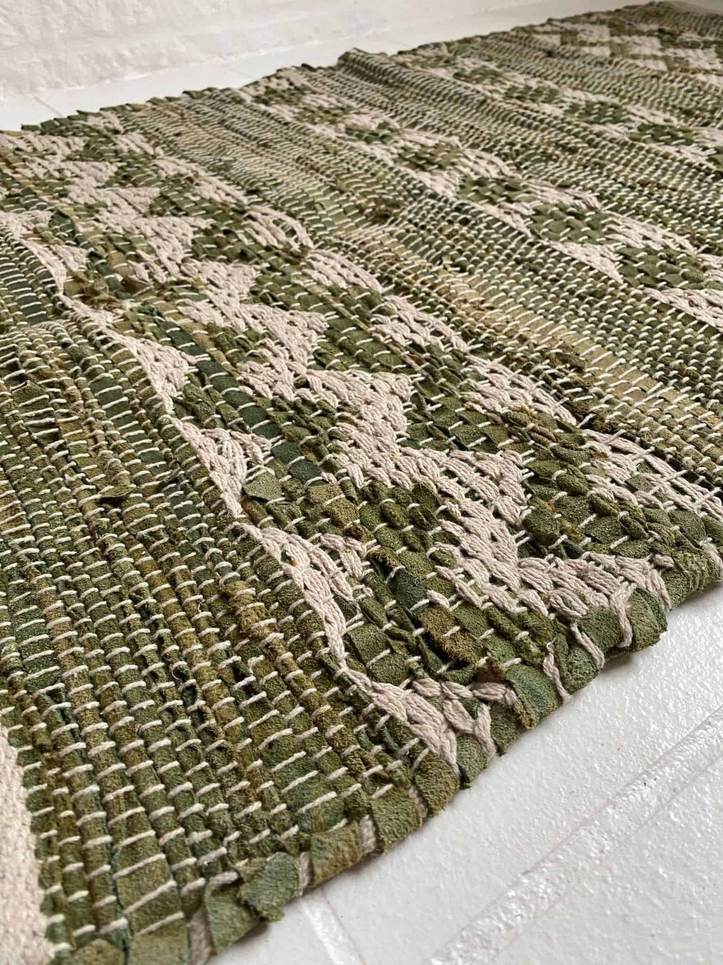 Gulvtæppe i flettet skind - 70x140cm - Grøn mix - VIAMAJA.DK