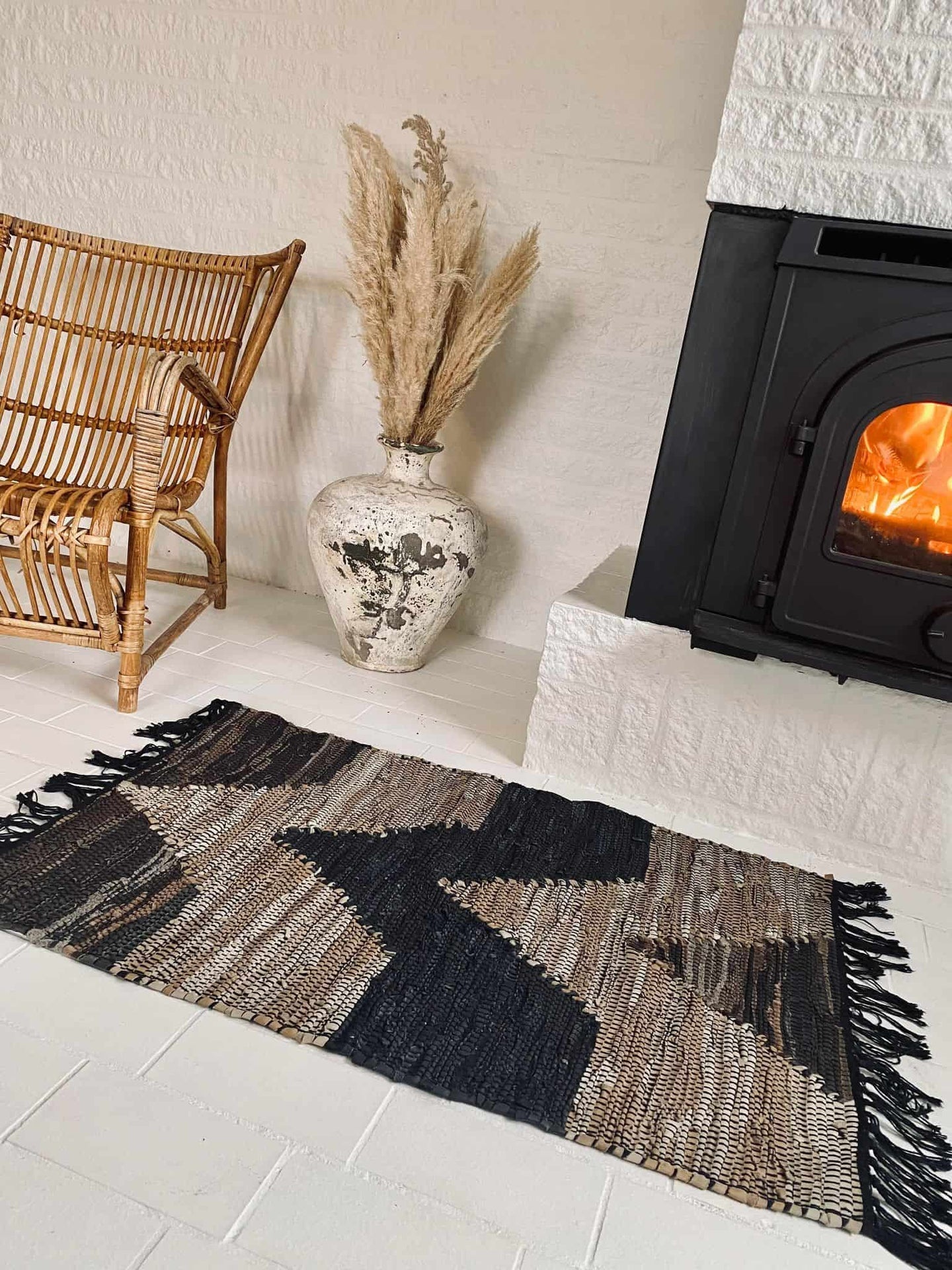 Gulvtæppe i flettet skind – Brown zigzag 60x90cm - VIAMAJA.DK